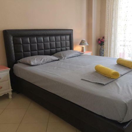 Brick Apartment Néa Péramos Екстериор снимка