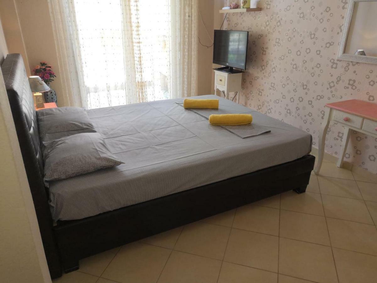 Brick Apartment Néa Péramos Екстериор снимка