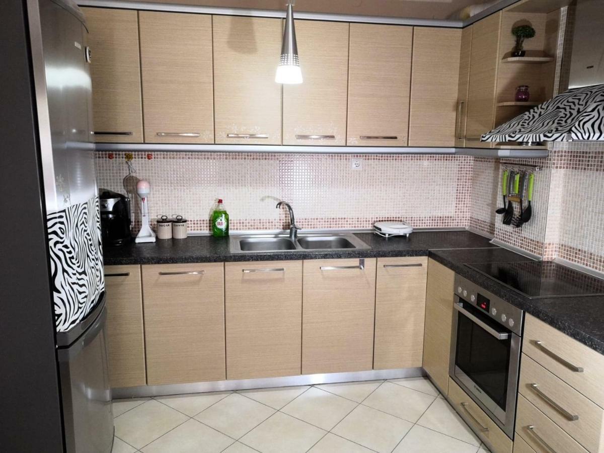 Brick Apartment Néa Péramos Екстериор снимка