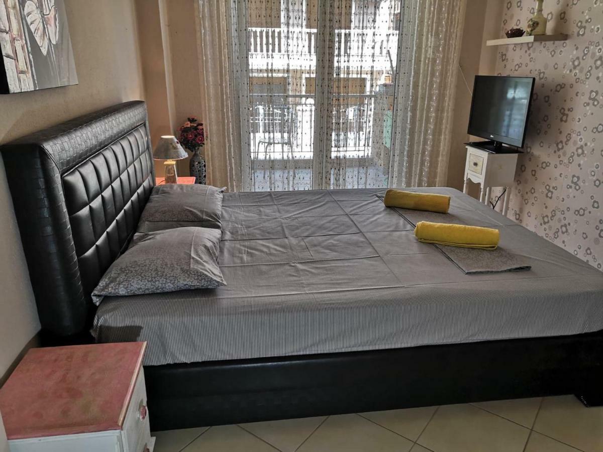Brick Apartment Néa Péramos Екстериор снимка